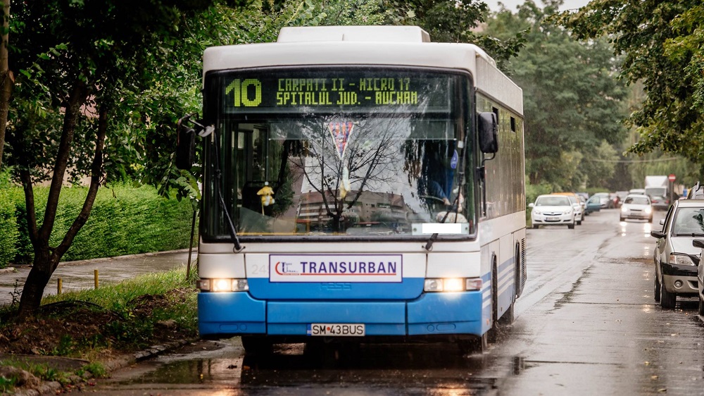 Tânără mămică dată jos cu copiii din autobuz, în Satu Mare: ”Afară din autobuz!”
