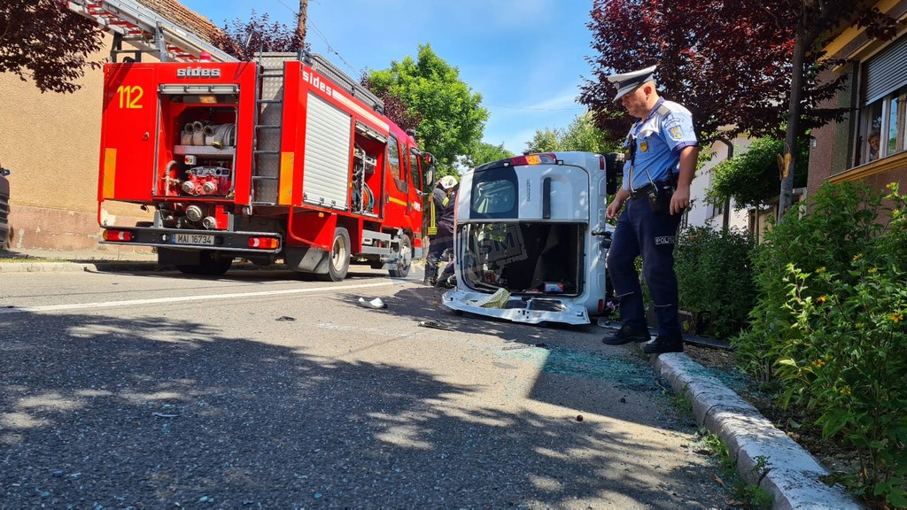 Fotógaléria. Közlekedési baleset Szatmárnémetiben. A tűzoltók szabadították ki a felborult Dacia sofőrjét