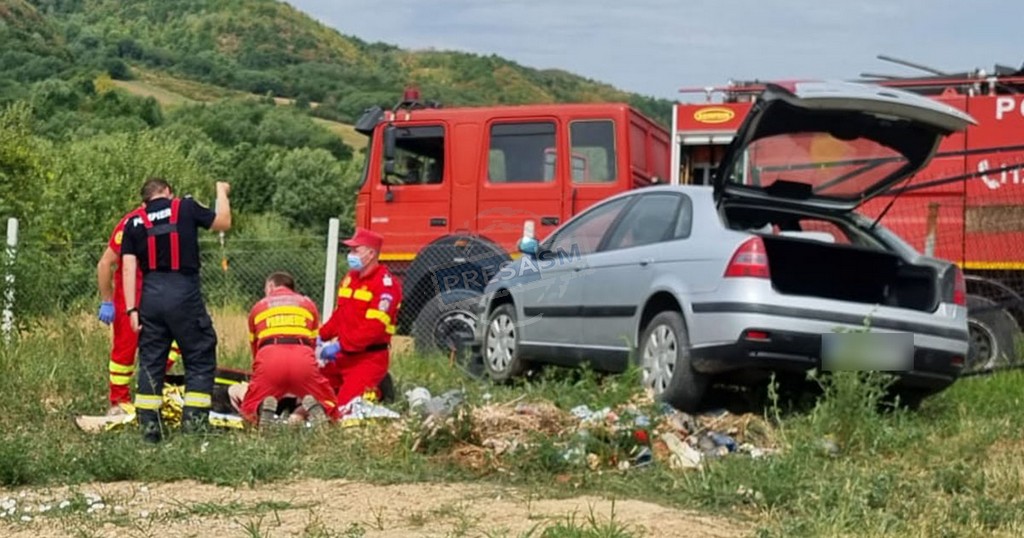 FOTO. Accident teribil în județul Satu Mare. Șofer rămas încarcerat sub mașină