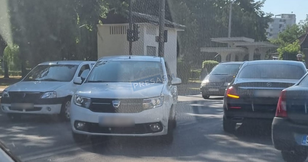 FOTO. Accident în lanț în municipiul Satu Mare, trafic restricționat. Chiar în fața bisericii