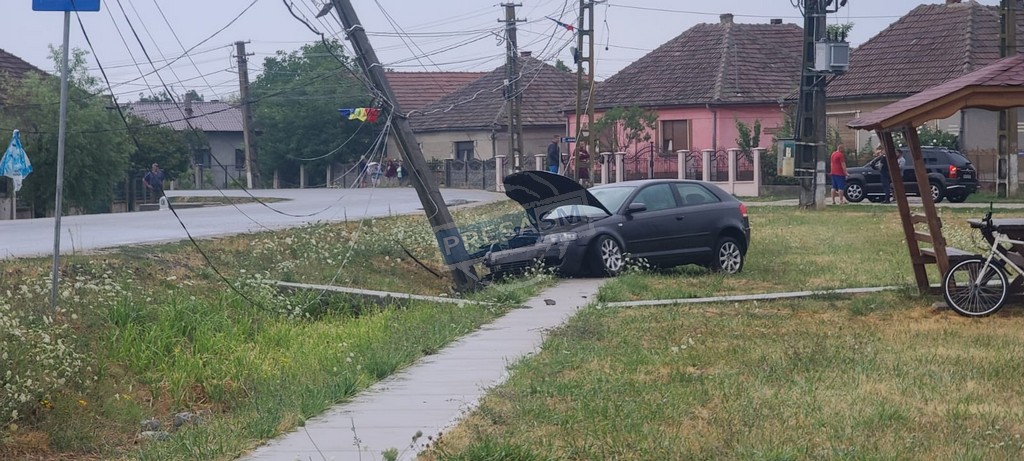 FOTO/VIDEO. Un șofer a intrat cu mașina în stâlp și a fugit! Pericol de electrocutare