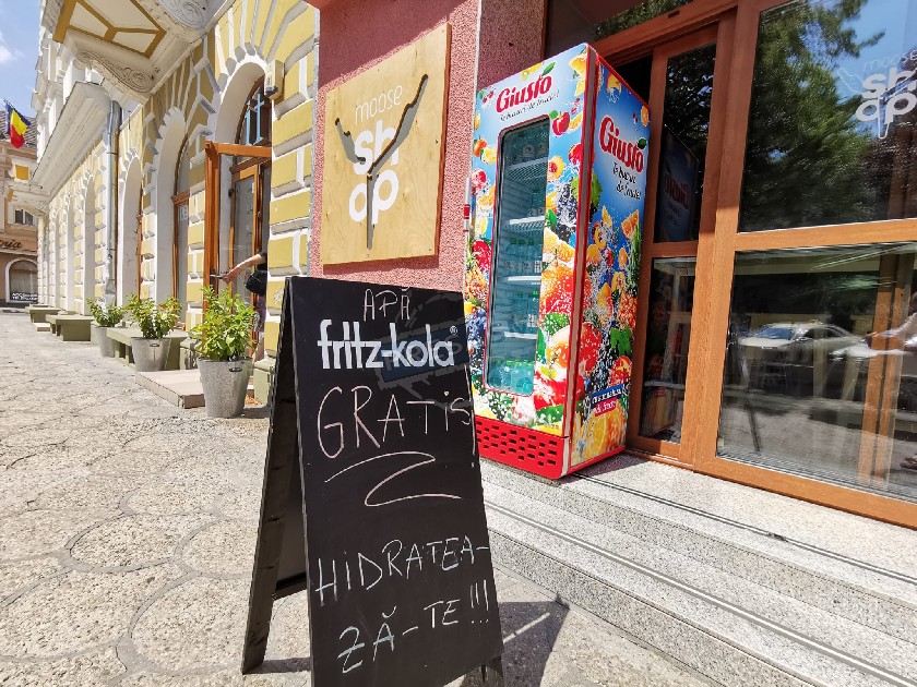 FOTO. În sprijinul sătmărenilor. Pe caniculă, o cafenea oferă apă gratuită trecătorilor