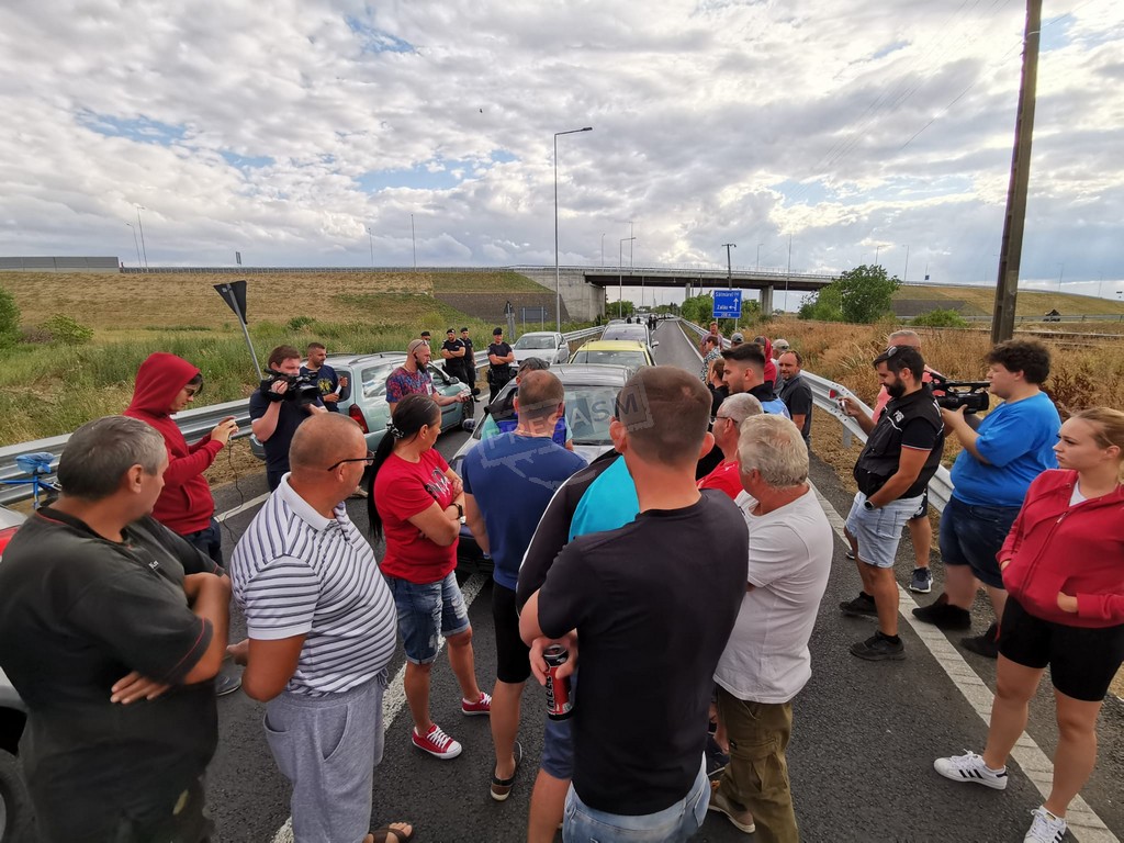 FOTO/VIDEO. Un șofer a încercat să forțeze drumul pe centură, printre protestatari. Traficul este blocat