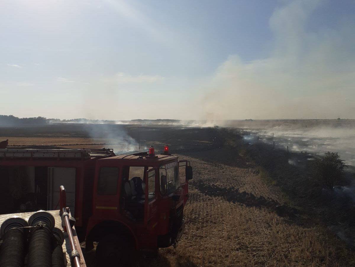 FOTO. Hectare de pășune făcute scrum în județ. O combină a luat foc