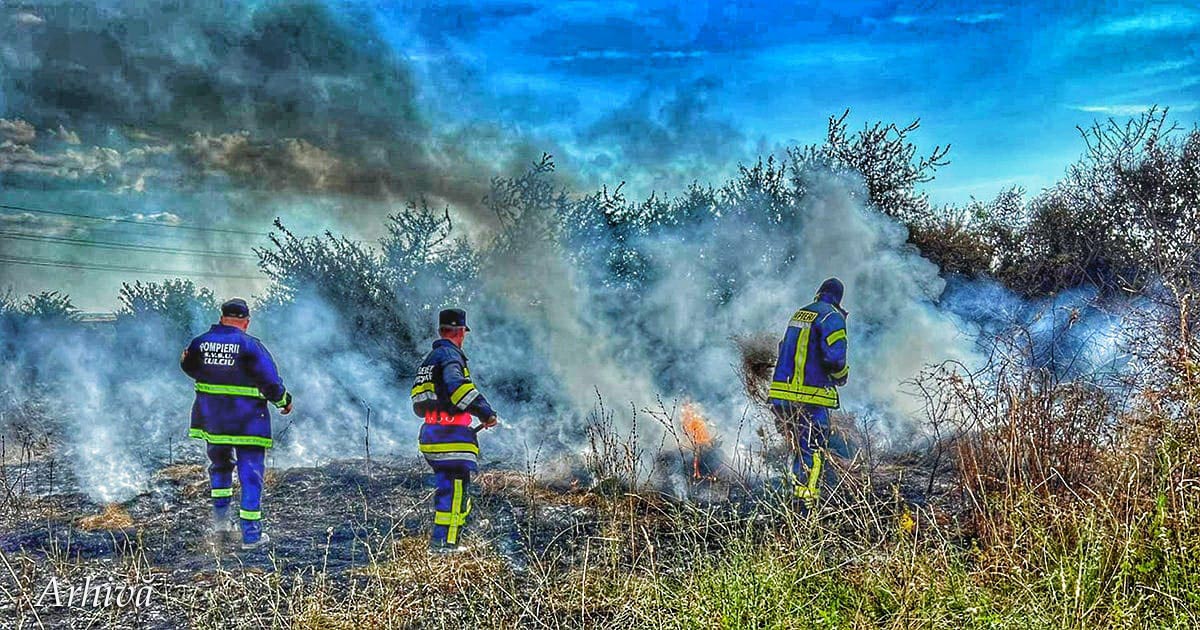 Pompierii sătmăreni trag un semnal de alarmă. În ultima lună, peste 150 hectare  de teren din județ, pârjolite de flăcări