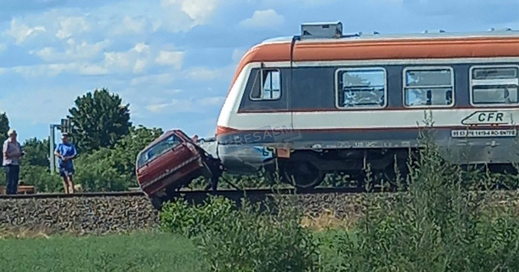 FOTO. Mașină lovită în plin de tren, în județul Satu Mare. Târâtă zeci de metri
