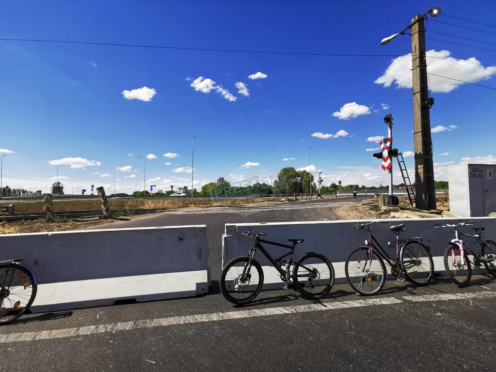 SURSE. Pietonii și bicicliștii ar putea avea acces spre Sătmărel. Betoanele rămân la locul lor