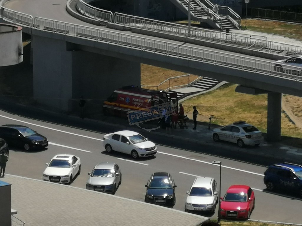 FOTO/VIDEO. Un bunic s-a accidentat în centrul Sătmarului, după o manevră cu trotineta