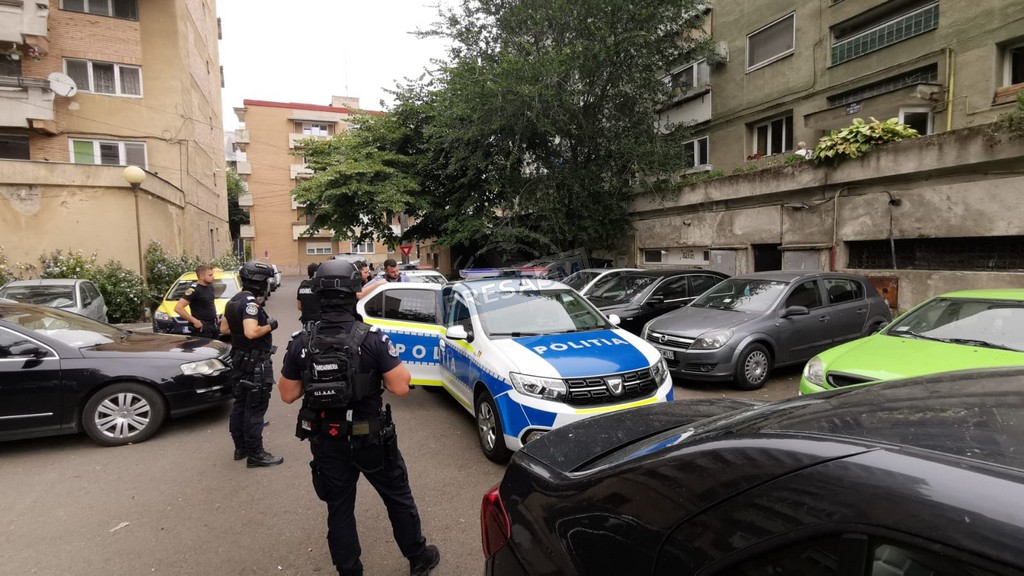 FOTO/VIDEO. Scandal monstru în centrul Sătmarului. Mascații au încătușat mai multe persoane