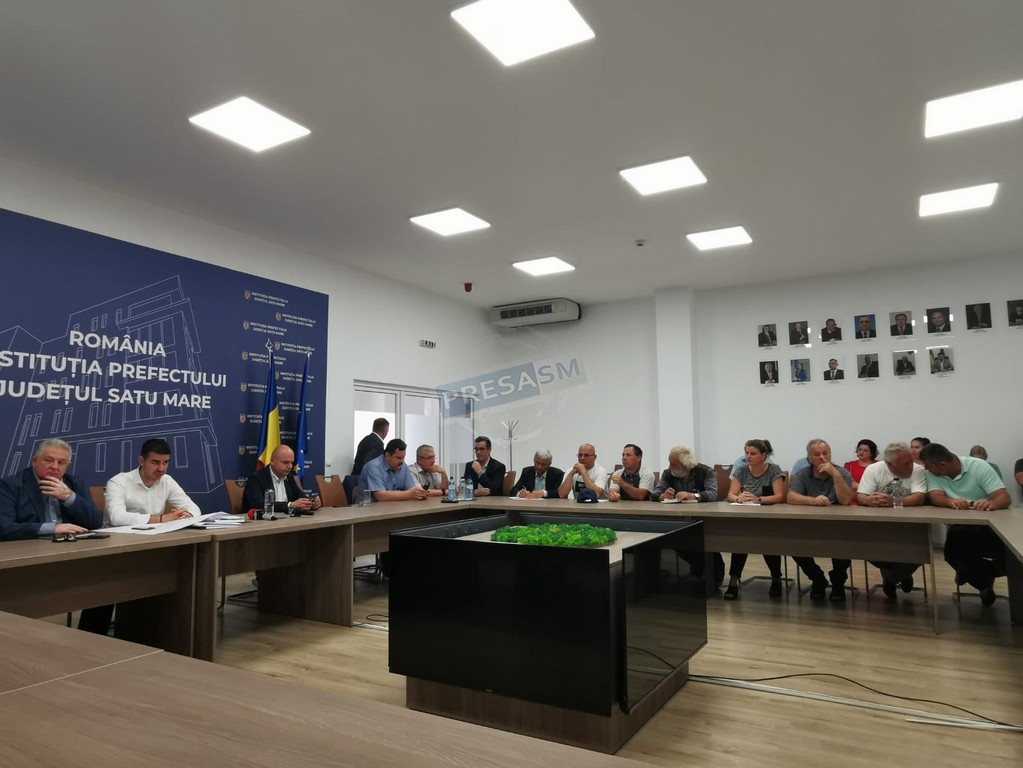 FOTO/VIDEO. Ședință cu tam-tam, soluții zero. Sătmărenii din Balta Blondă și Sătmărel mai au de așteptat