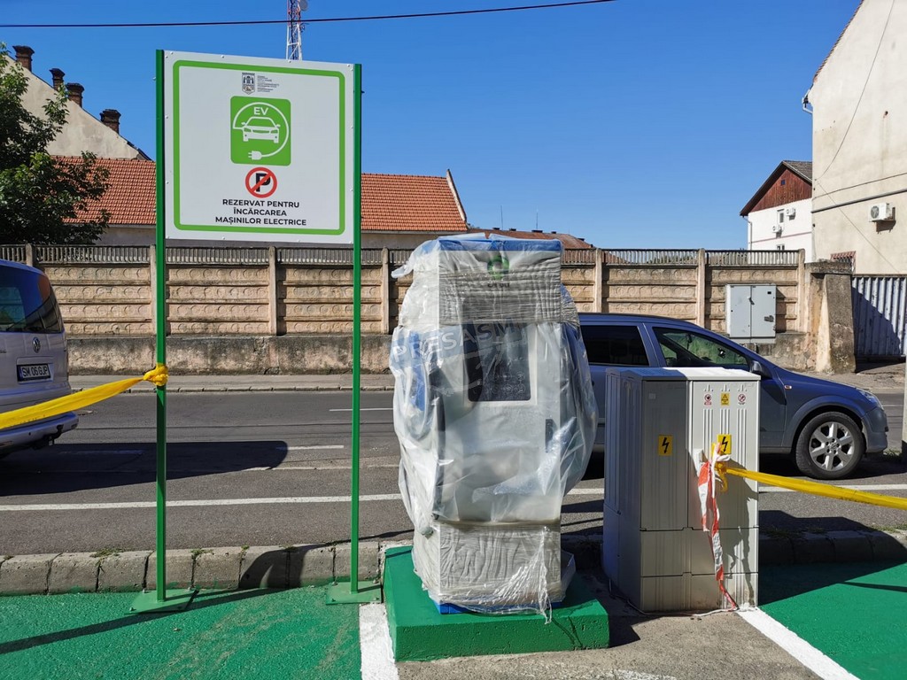 FOTO. Vești bune pentru sătmărenii cu mașini electrice. Stațiile gratuite așteaptă să devină operaționale