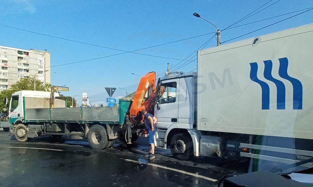 FOTO/VIDEO. Accident între două camioane, în sensul de la Burdea. Trafic blocat parțial