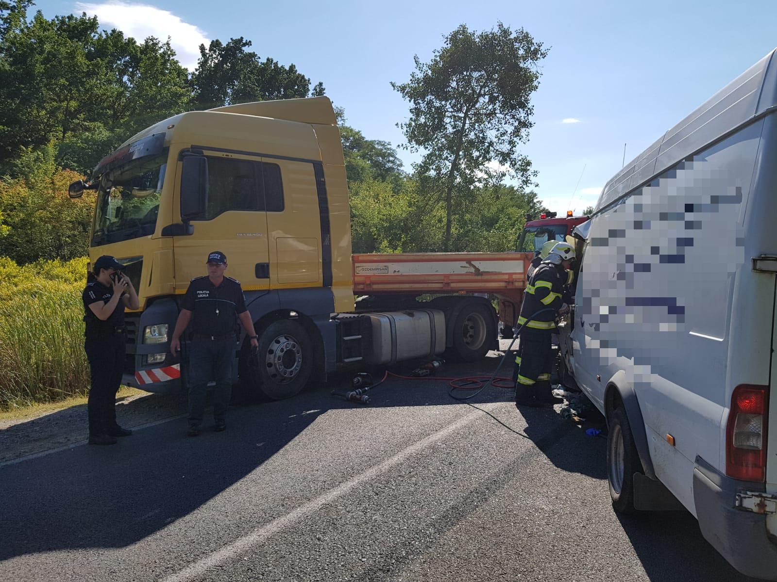 FOTOGALERIE. Accident grav în județul Satu Mare. Șofer încarcerat în mașină