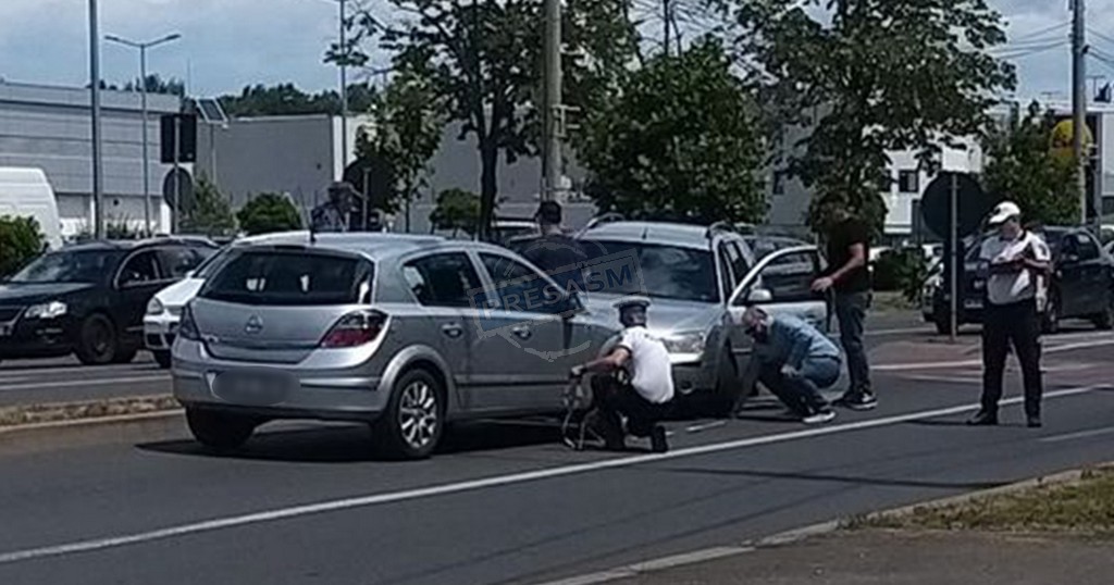 Fotó. Baleset a Károlyi úton. Frontálisan ütközött két gépkocsi