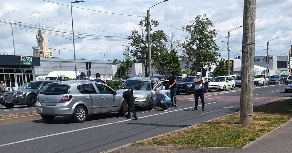 FOTOGALERIE. Accident frontal pe Drumul Careiului. O mașină a plonjat pe contrasens