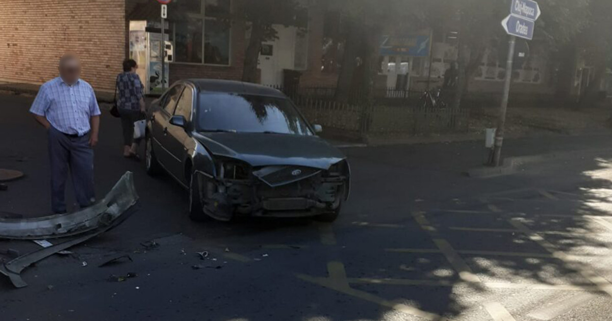 FOTO. Accident în Soarelui. Impact între o mașină și un camion