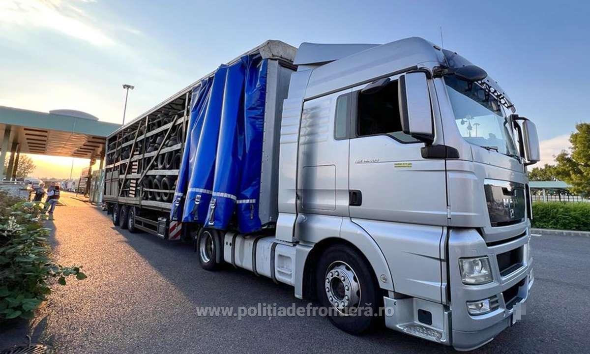 FOTO. Peste 1000 de anvelope uzate urmau să ajungă la noi în țară. Frontieriștii sătmăreni au oprit transportul