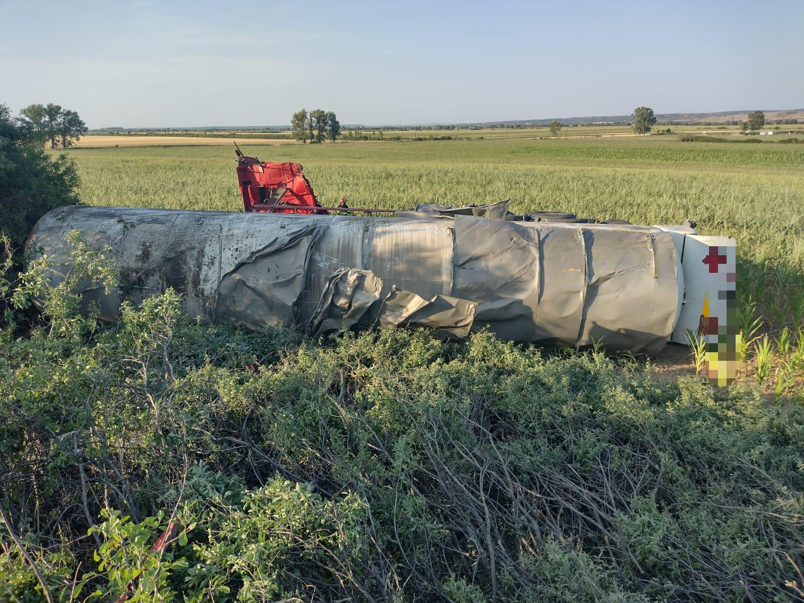 FOTO. Pericol de explozie în județul Satu Mare. O autocisternă cu GPL s-a răsturnat