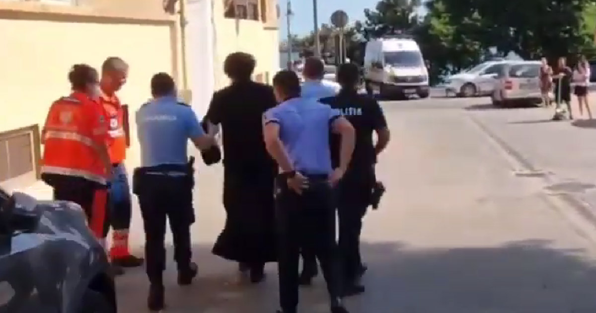 VIDEO. Scenă bizară într-un oraș din țară. Călugăr pus la pâmânt și încătușat de polițiști