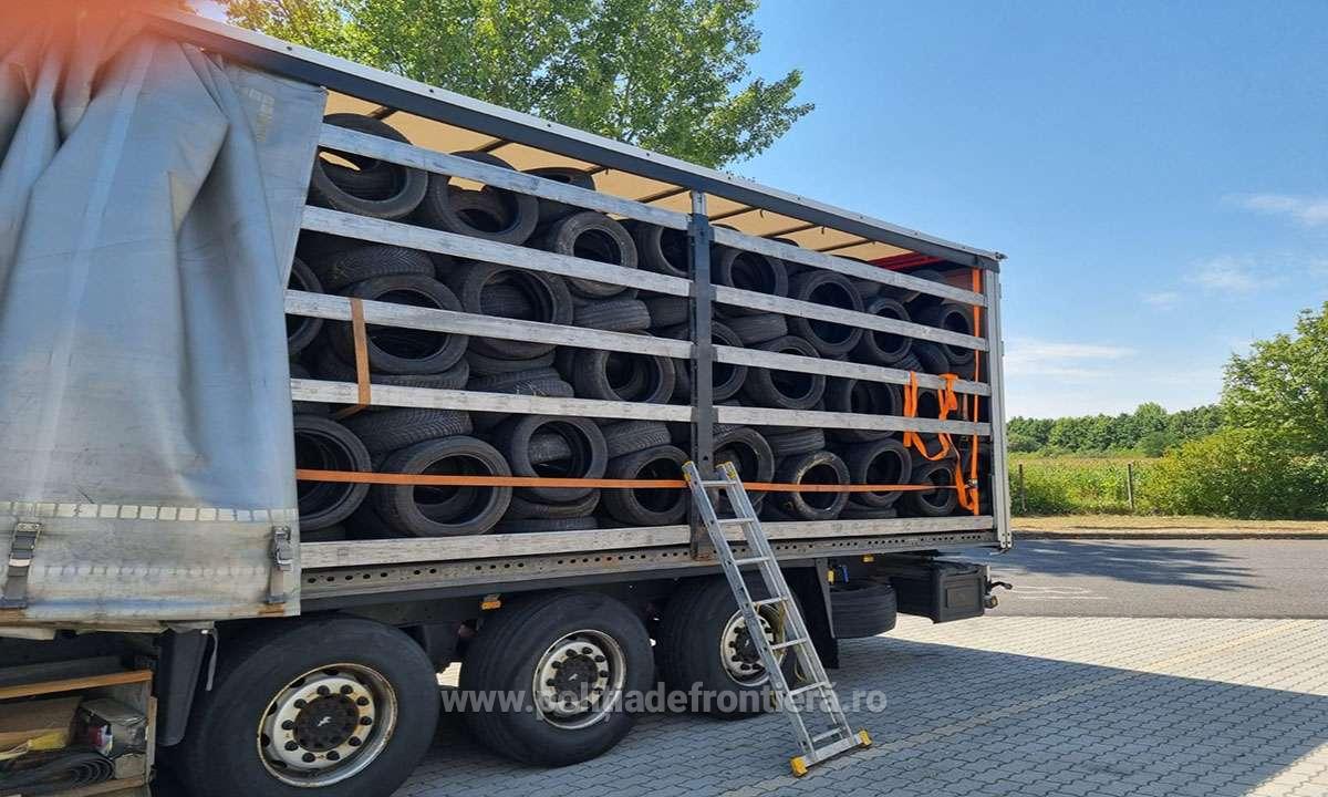 FOTO. Două TIR-uri, trimise înapoi în Ungaria. Erau pline cu cauciucuri și saltele uzate
