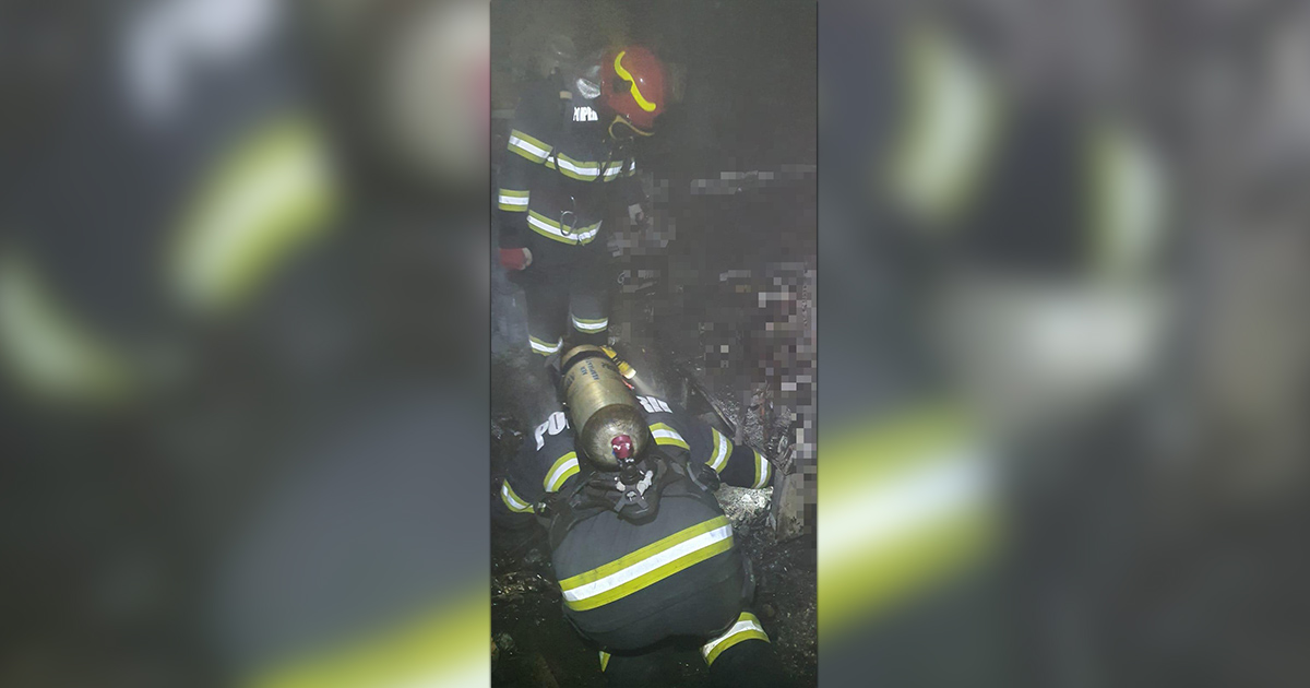 FOTO. Magazin cuprins de flăcări, în județul Satu Mare. Pompierii au salvat de la incendiu casa învecinată