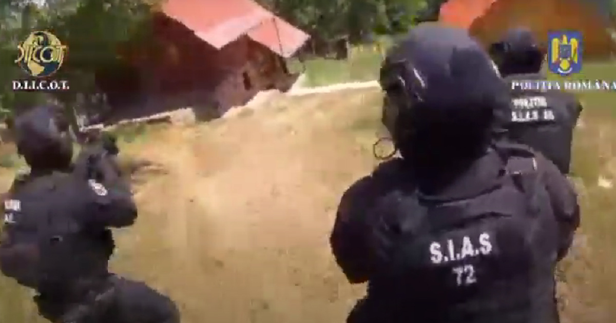 VIDEO. Primul laborator de extragere a cocainei din România, descoperit în județul vecin. Au descins mascații