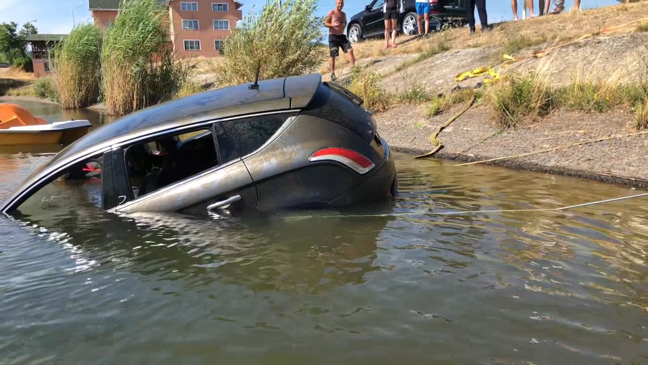FOTO/VIDEO. Divorț cu năbădăi în județul Satu Mare. Soțul a scufundat mașina în lac