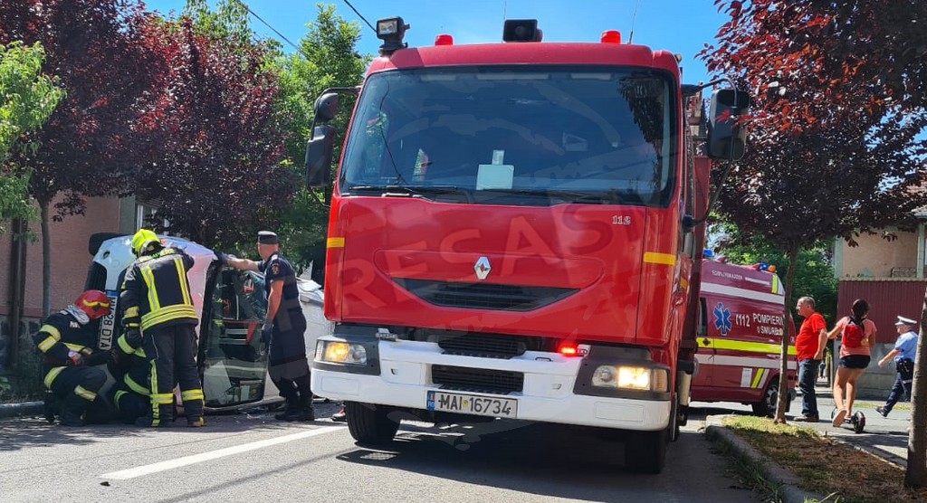 FOTO/VIDEO. Un bunic (72 ani) a provocat un accident spectaculos în Satu Mare