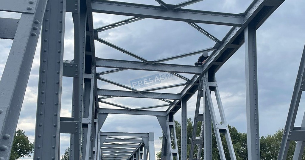 FOTO. Un tânăr a vrut să se arunce de pe Podul de Fier, în municipiul Satu Mare