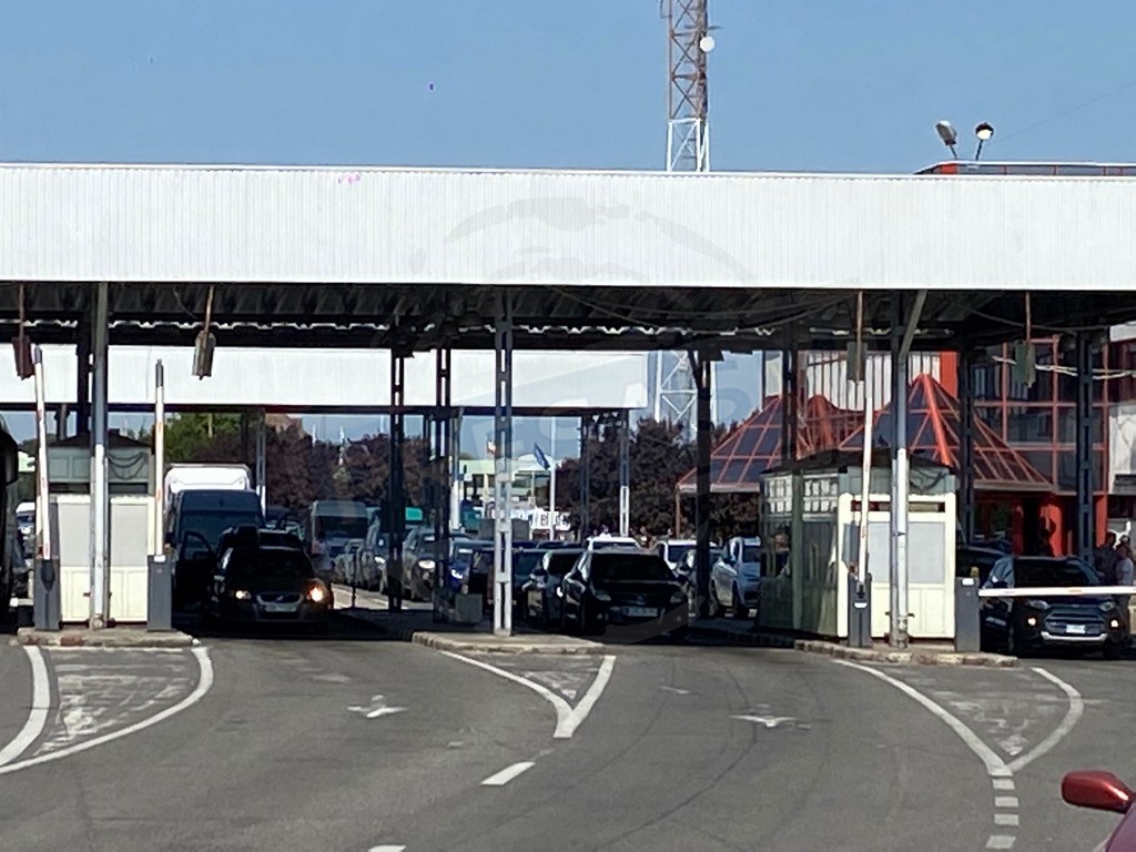 FOTO/VIDEO. ”The romanians are coming”. Nebunie în PTF Petea și Urziceni. S-au deschis puncte suplimentare în județ