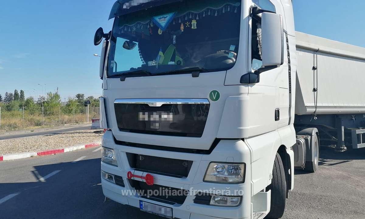 FOTO. TIR condus de un ucrainean, confiscat în Vama Petea. A început o e