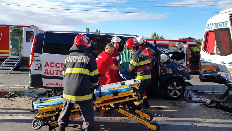 FOTO. Accident grav în vestul țării. 12 persoane au ajuns la spital