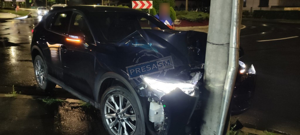 FOTO/VIDEO. Accident pe Drumul Careiului. Mașină de teren oprită în stâlp