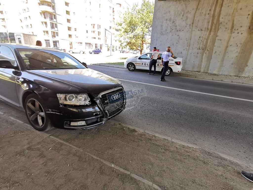 FOTO. O șoferiță (19 ani) a rămas și fără permis, dar și cu mașina bușită. Dublu ”impact”
