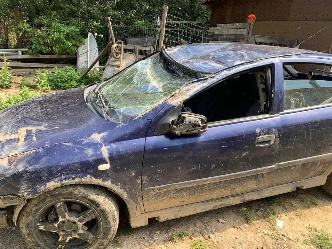 FOTO. Zeci de focuri de armă pentru oprirea unui șofer. Pasager împușcat