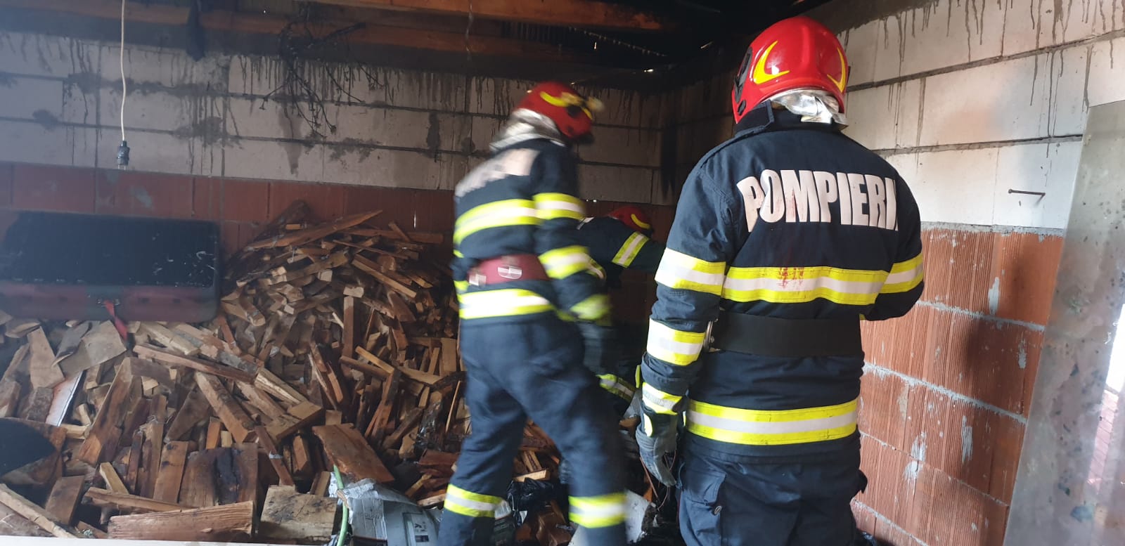 FOTO. Explozie urmată de incendiu în județul Satu Mare. Intervin mai multe echipaje de pompieri