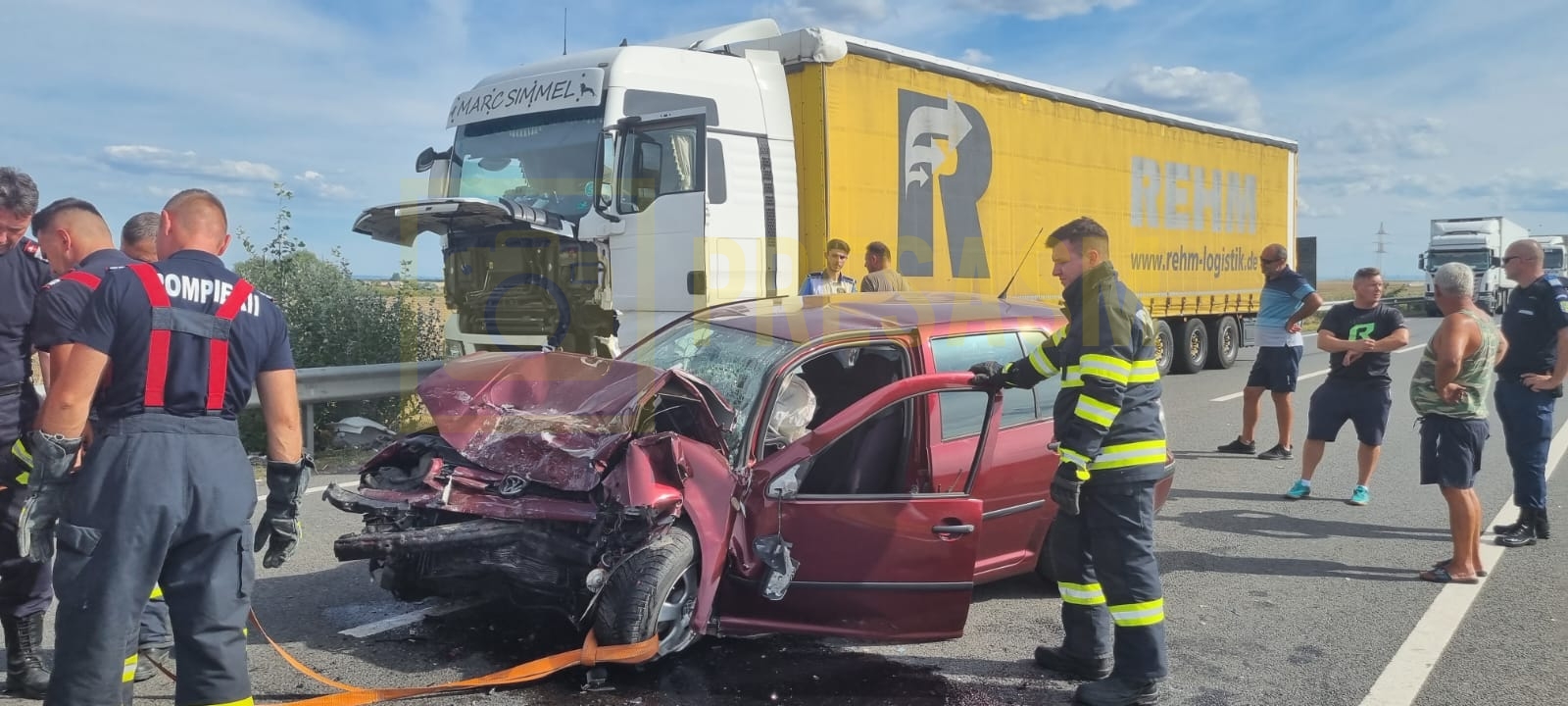 FOTO. Accident frontal între o mașină și un TIR pe DN19, la Carei