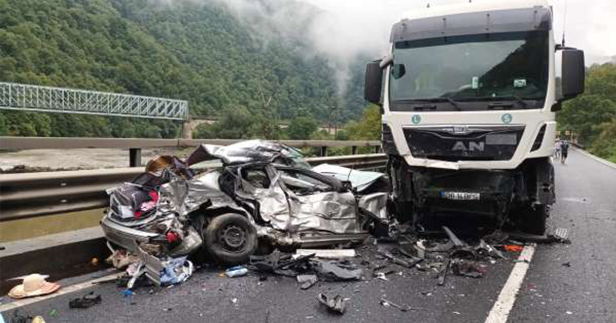FOTO. Accident teribil în țară. Un copil de un an și părinții lui, morți după ce mașina lor s-a lovit de un TIR