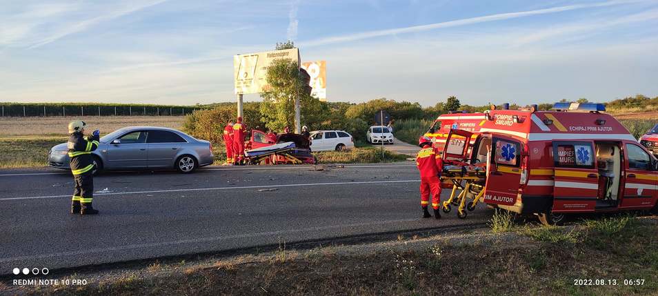 FOTO. Accident frontal, persoană încarcerată pe DN19, Satu Mare - Oradea