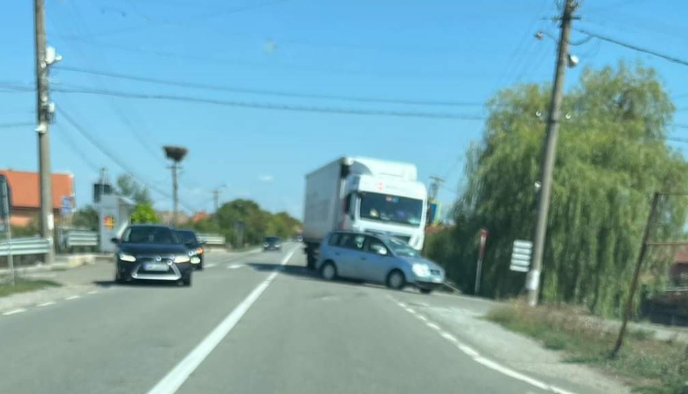 FOTO. Coliziune între un TIR și o mașină, pe DN19, în județul Satu Mare