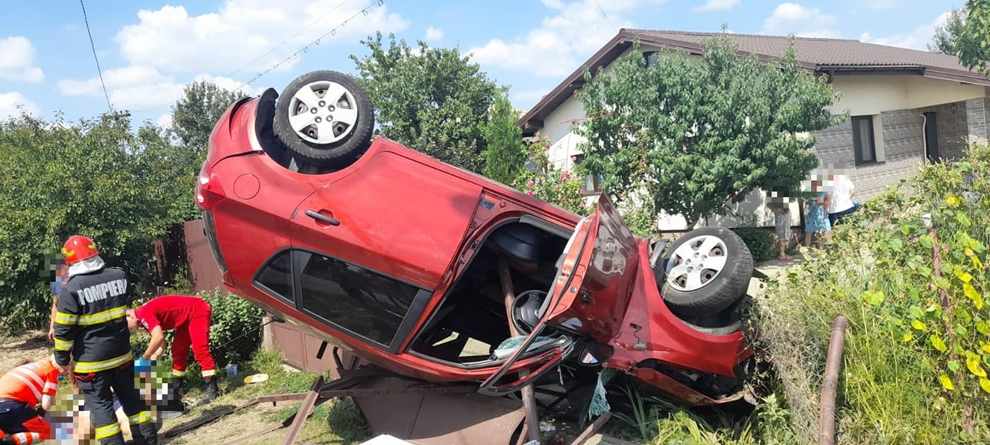 FOTO. Accident spectaculos în țară. Șoferul începător și pasagera au scăpat ca prin minune