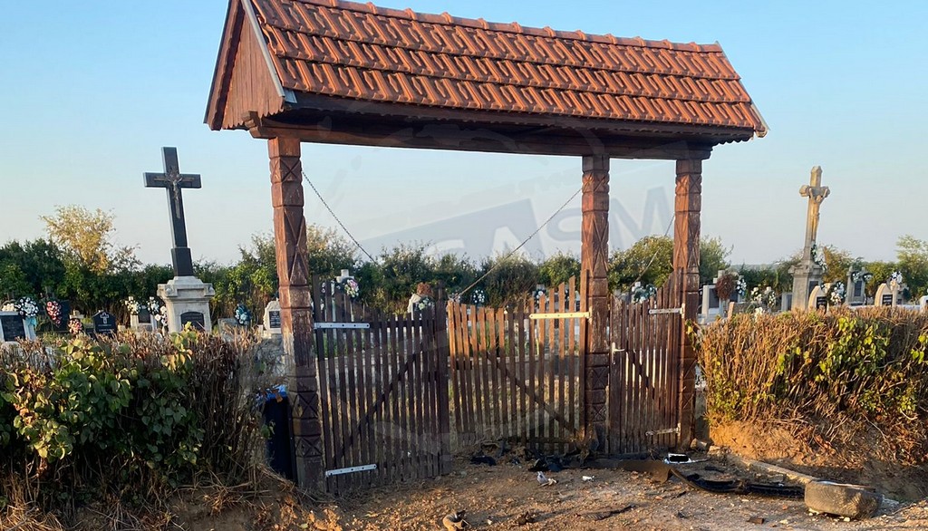Cei mai proști hoți din județul Satu Mare. Li s-a furat prada ascunsă în cimitir