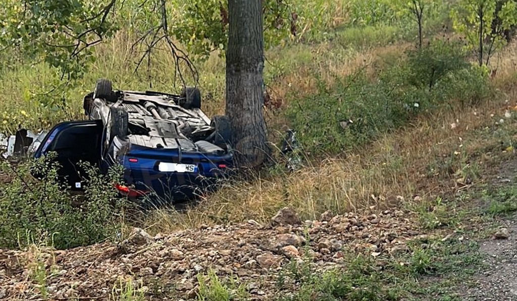 FOTO. Accident cu două victime în județul Satu Mare. Un bunic s-a răsturnat cu mașina pe DN19