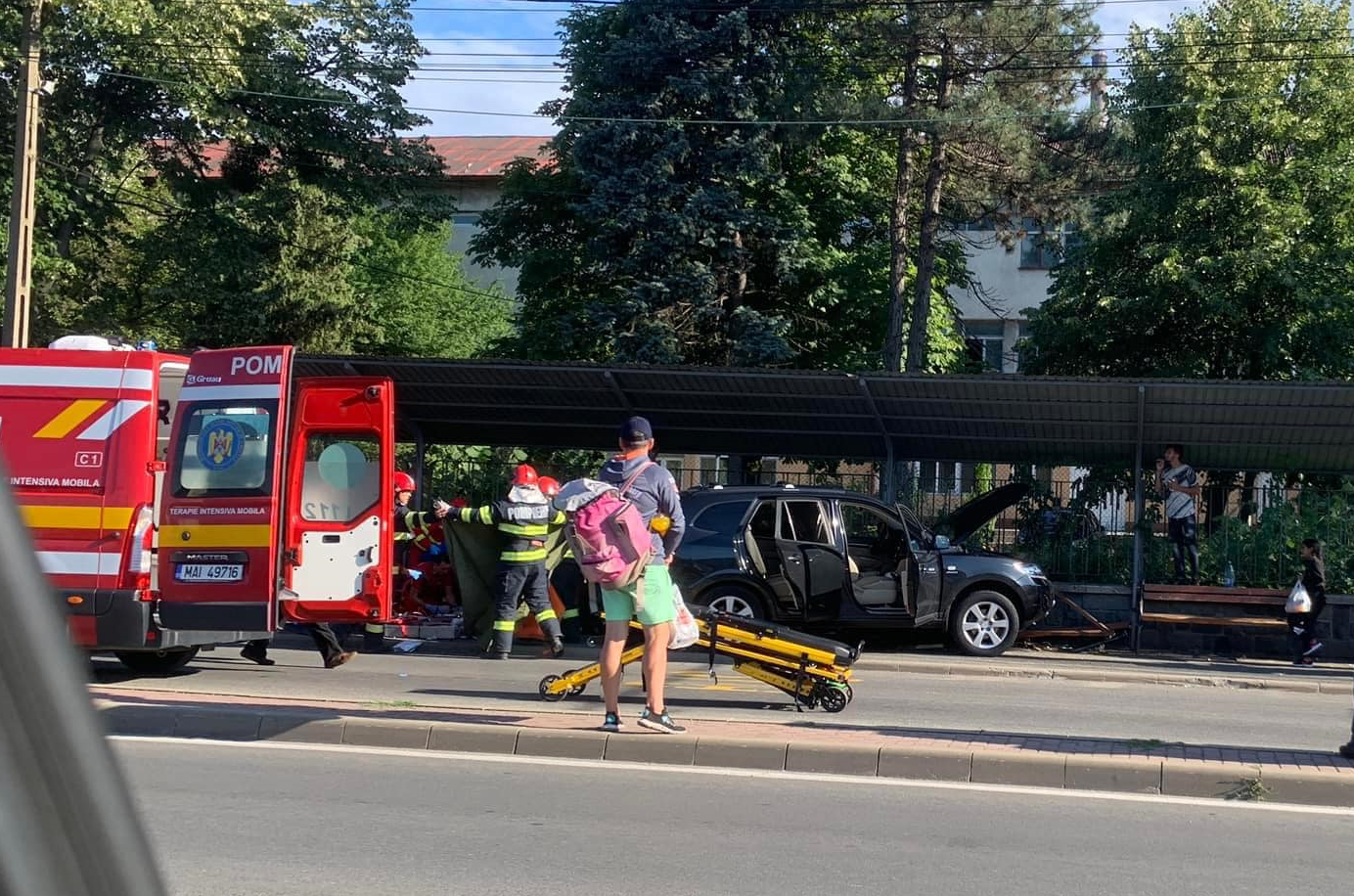 VIDEO. Cu mașina direct în stația de autobuz. Trei victime, una în stop cardio-respirator, în județul vecin