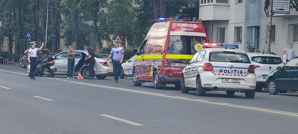 FOTO/VIDEO. Accident în Micro 17. Un șofer și-a ”parcat” Mercedes-ul în fața unui motociclist