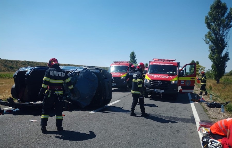 FOTO. Accident mortal: un tată și un copil au murit! Trei copii proiectați prin parbriz, în județul vecin