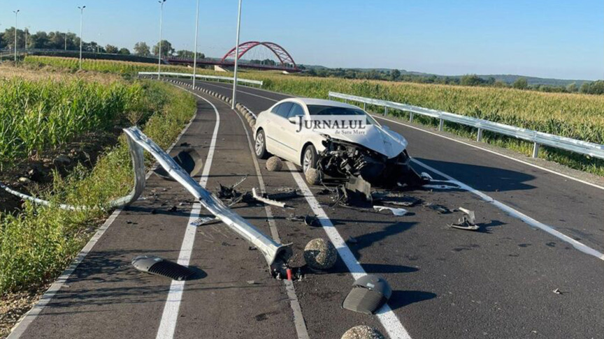 FOTO. Accident în județul Satu Mare. Și-a făcut zob mașina. A lovit un stâlp și parapeții de metal
