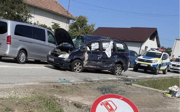 FOTO. Mamă și doi copii ucraineni, răniți. Un sătmărean a întors BMW-ul în mijlocul șoselei