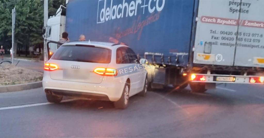 FOTO. Greu în sensul giratoriu. Un TIR din Ucraina a tăiat calea unui autoturism, în Satu Mare