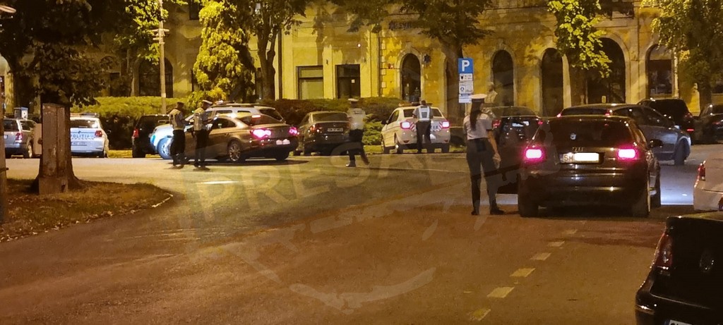 Bombă pe șosele. Sătmărean beat pulbere, fără permis, s-a luat la harță cu polițiștii, apoi încătușat